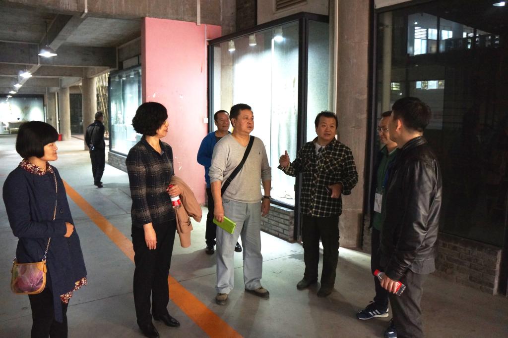 四川美术学院实验中心余主任陪同参观该院国家级艺术实验中心实验室建设及相关成果