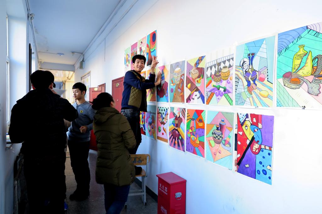 设计系学生在布展