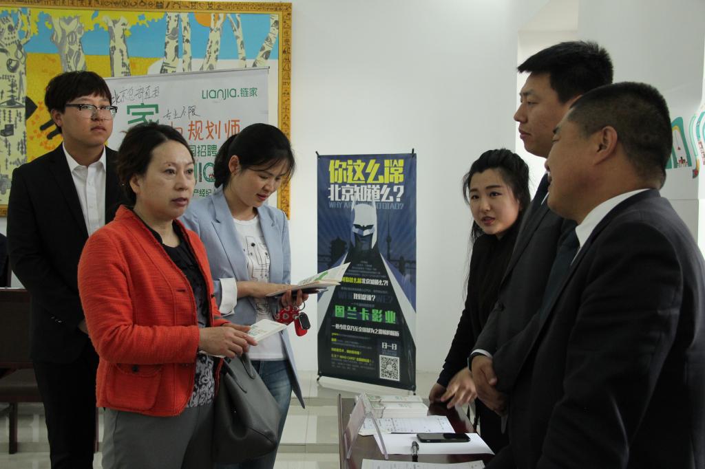 美术与设计学院党总支书记李珊、副书记王小娟在招聘现场进行交流指导