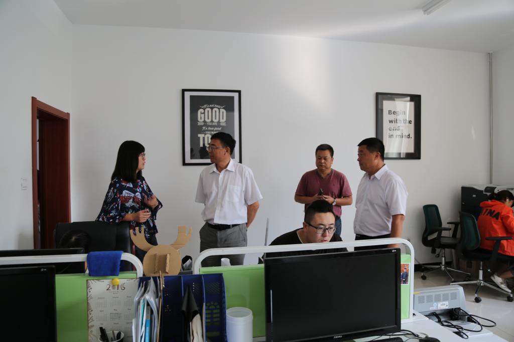 格律设计教师迟俭辉向领导进行讲解