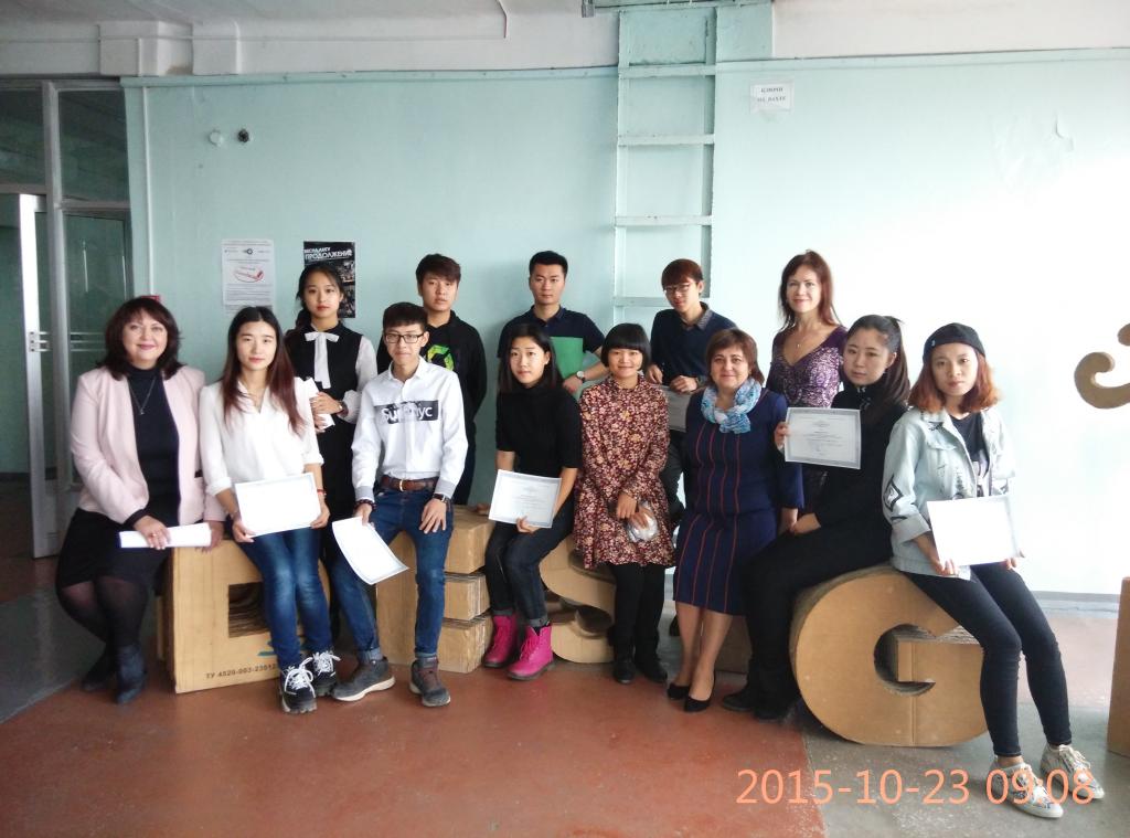 俄罗斯阿穆尔大学美术设计教研室主任叶连娜. 巴丽索夫娜和副系主任叶连娜.伊万诺夫娜老师为同学们颁发证书并与黑河学院美术与设计学院设计系王玉云主任、交流生们共同合影