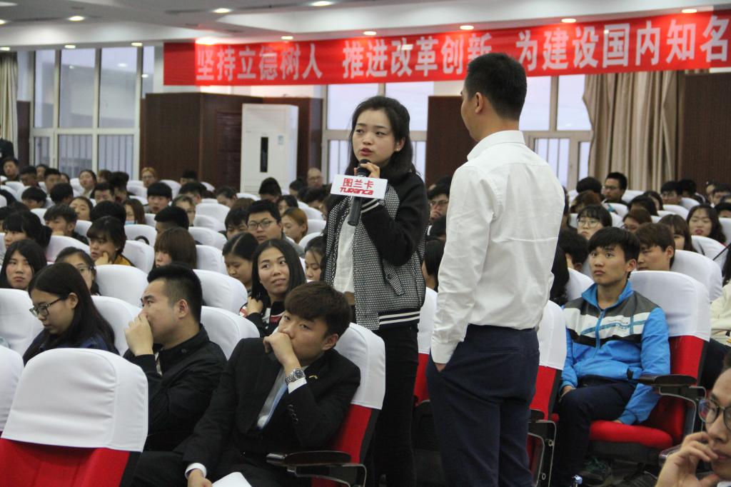 我院学生在宣讲会现场提问交流